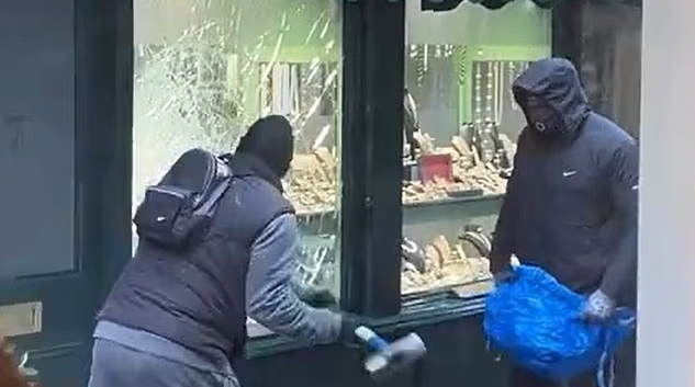 倫敦高尚地社區珠寶店被打爆櫥窗洗劫，員工抵抗無效。(互聯網)