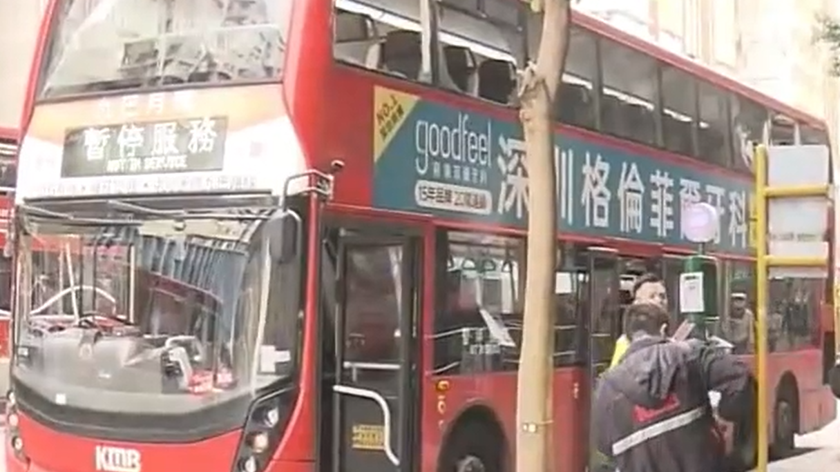 巴士上層車窗爆裂。(Now新聞截圖)