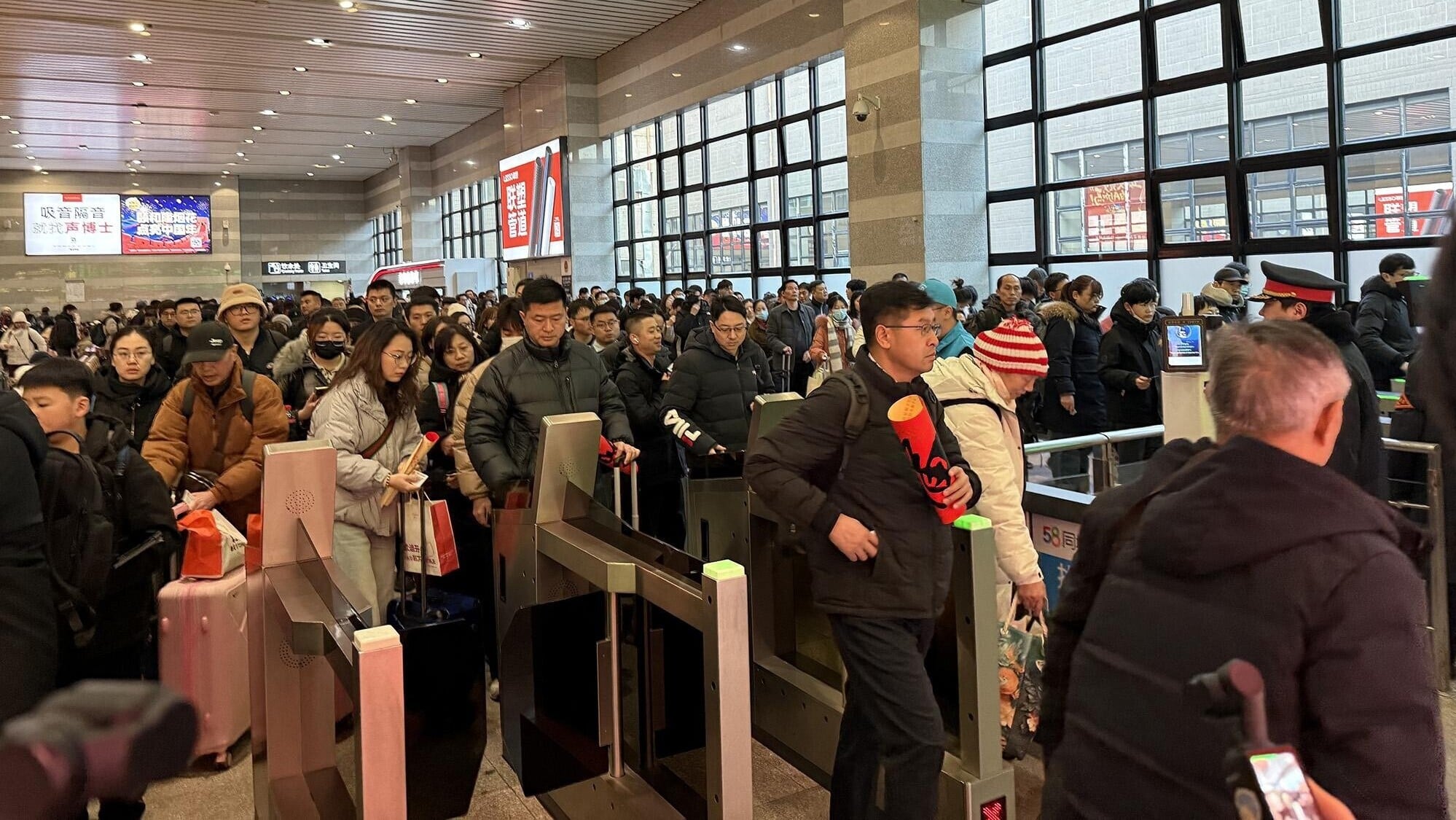 農曆新年2026｜內地春運開始　北京有市民攜特產和衣物坐高鐵回鄉過年（港台圖片）