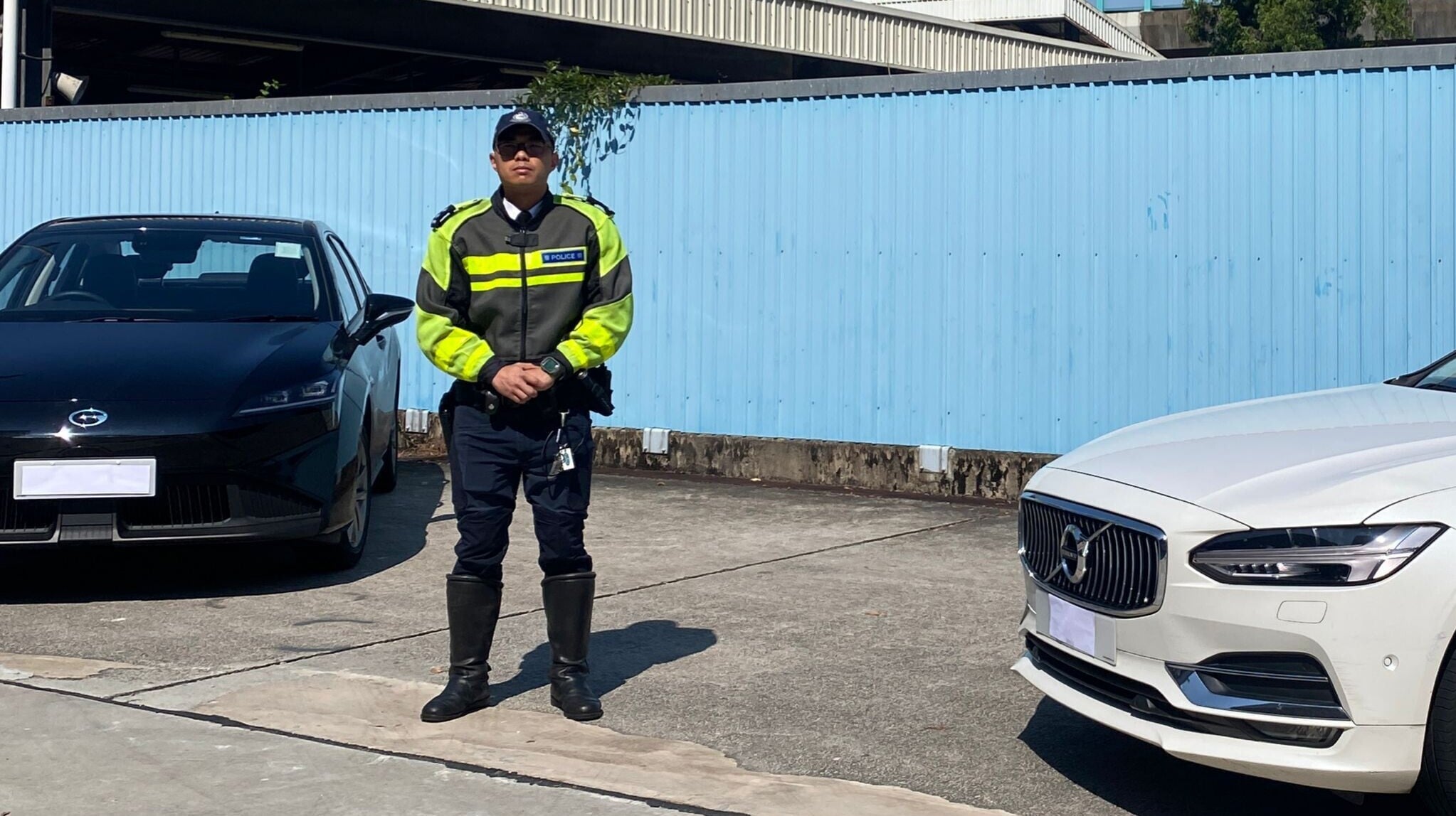 警跑馬地放蛇打擊網約車拘兩男司機，揭其中一男車尾箱藏大麻。