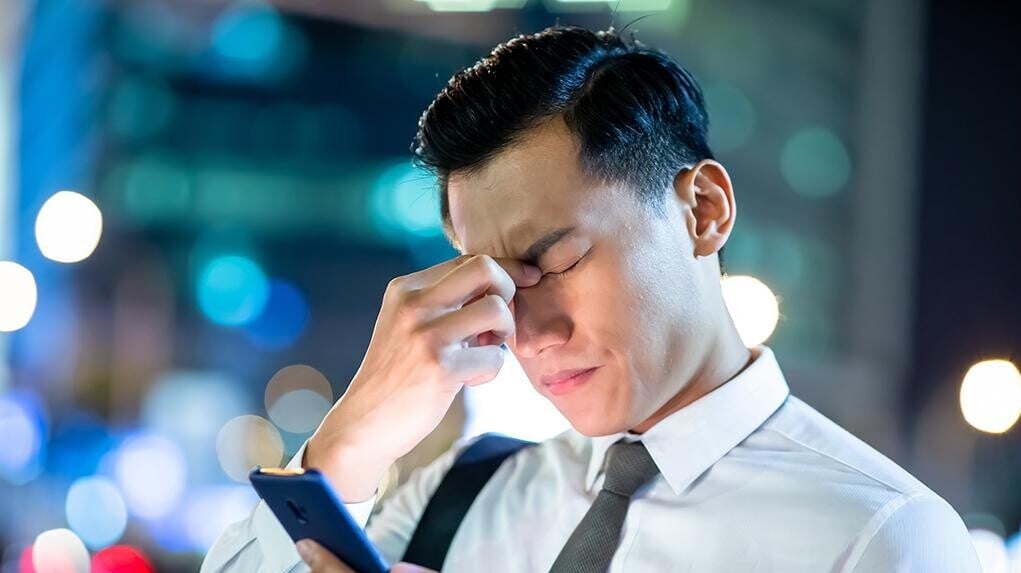 腦下垂體腫瘤引發性格改變，可能來自荷爾蒙失衡與腫瘤壓迫情緒中樞，加上長期頭痛與顱內壓不適，易造成易怒、焦躁等行為變化。