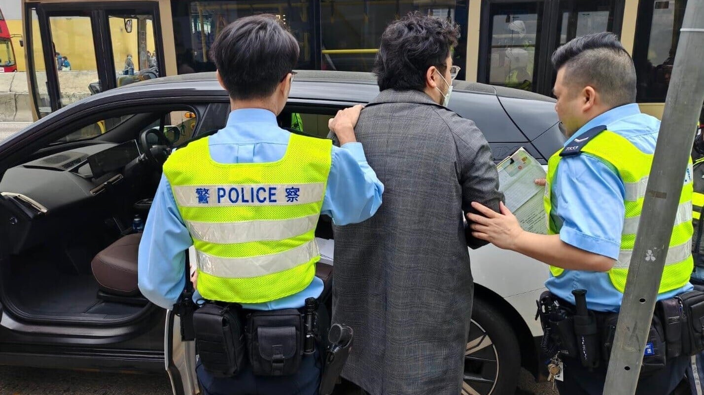 黃大仙龍翔道寶馬遇查，司機涉停牌期間駕駛等被捕。(警方圖片)