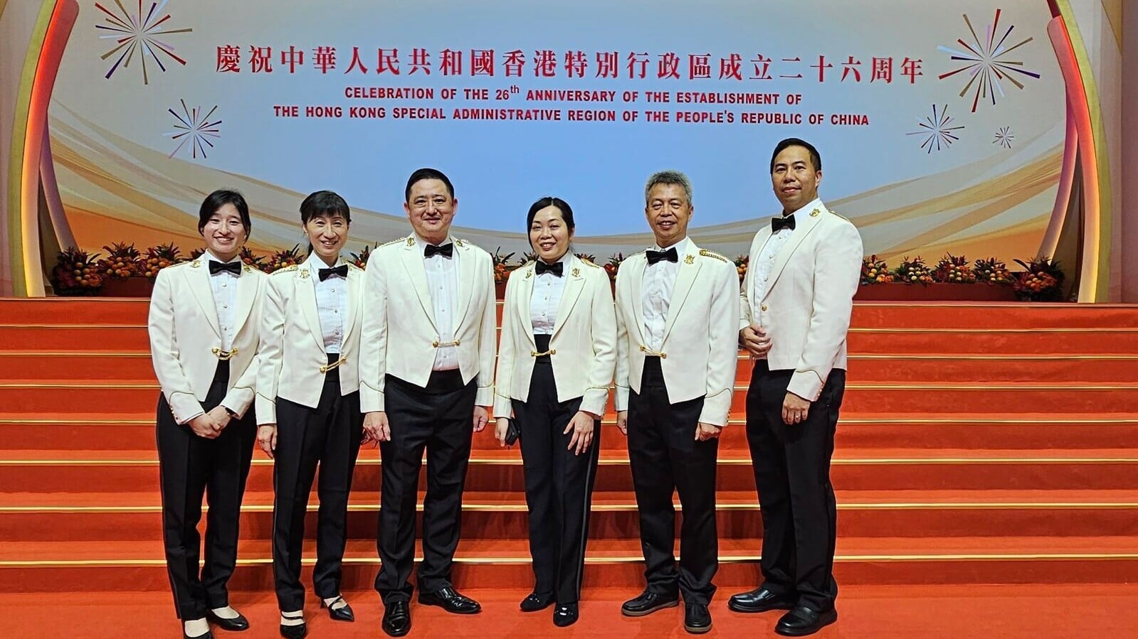 黃君量（左三）與合唱團成員於慶祝中華人民共和國香港特別行政區成立二十六周年酒會演出。(《警聲》)