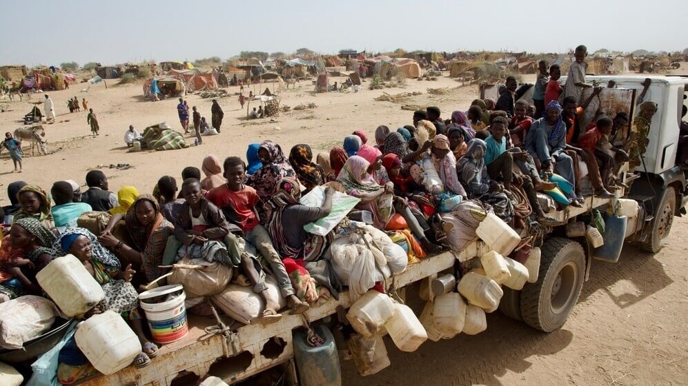 法希爾郊外的扎姆扎姆（Zamzam）營地遭受攻擊，數以萬計的蘇丹民眾逃到60公里以外的泰維萊（Tawila）