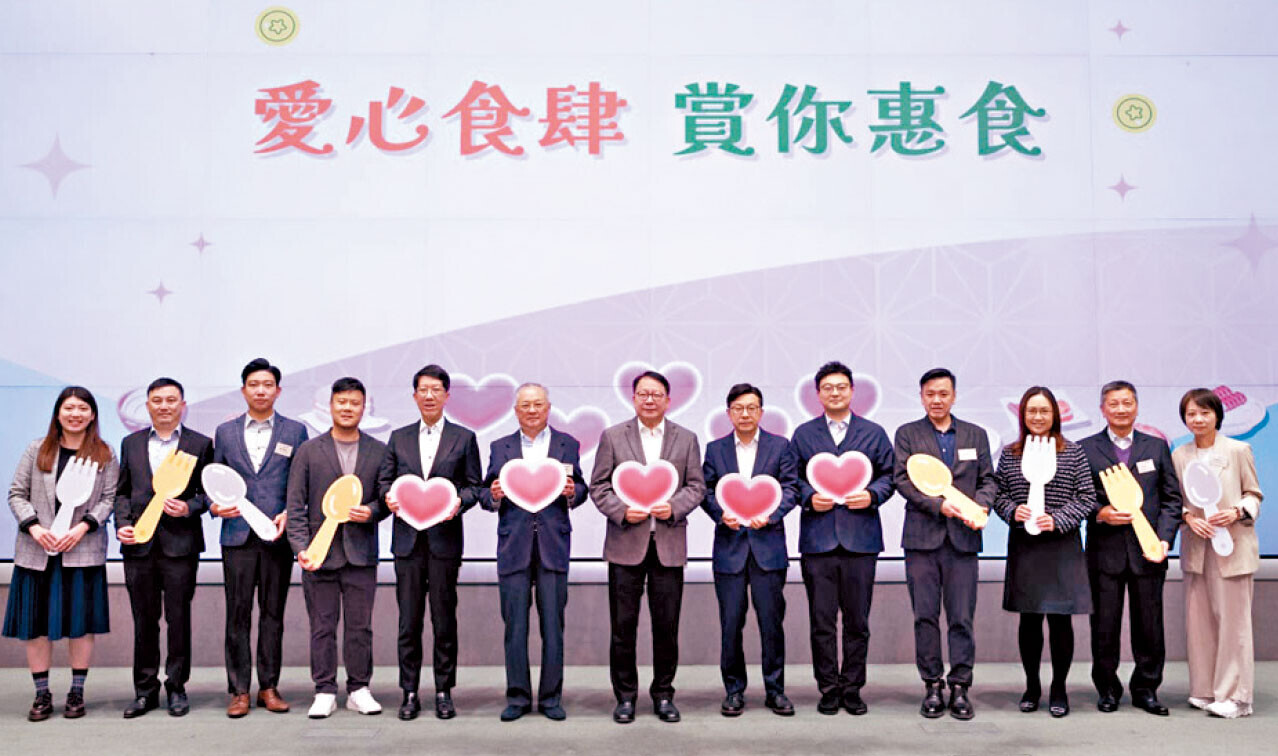 政府和商界向長者派發7萬套食肆優惠券。(蘇文傑攝)