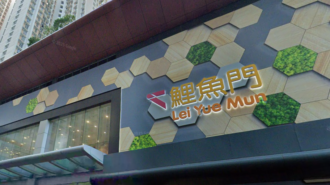 鯉魚門廣場店舖失竊萬元財物，警拘31歲前職員。(Google街景截圖)