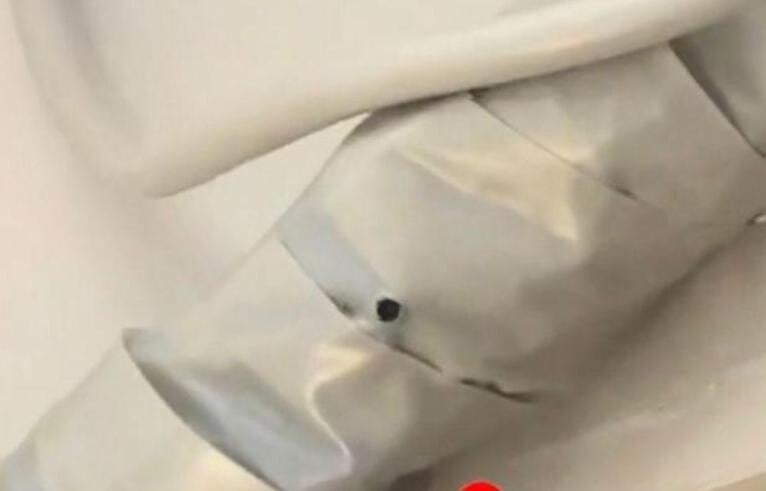 四川民宿冷氣機管道出現詭異小孔。（圖／翻攝新浪微博）