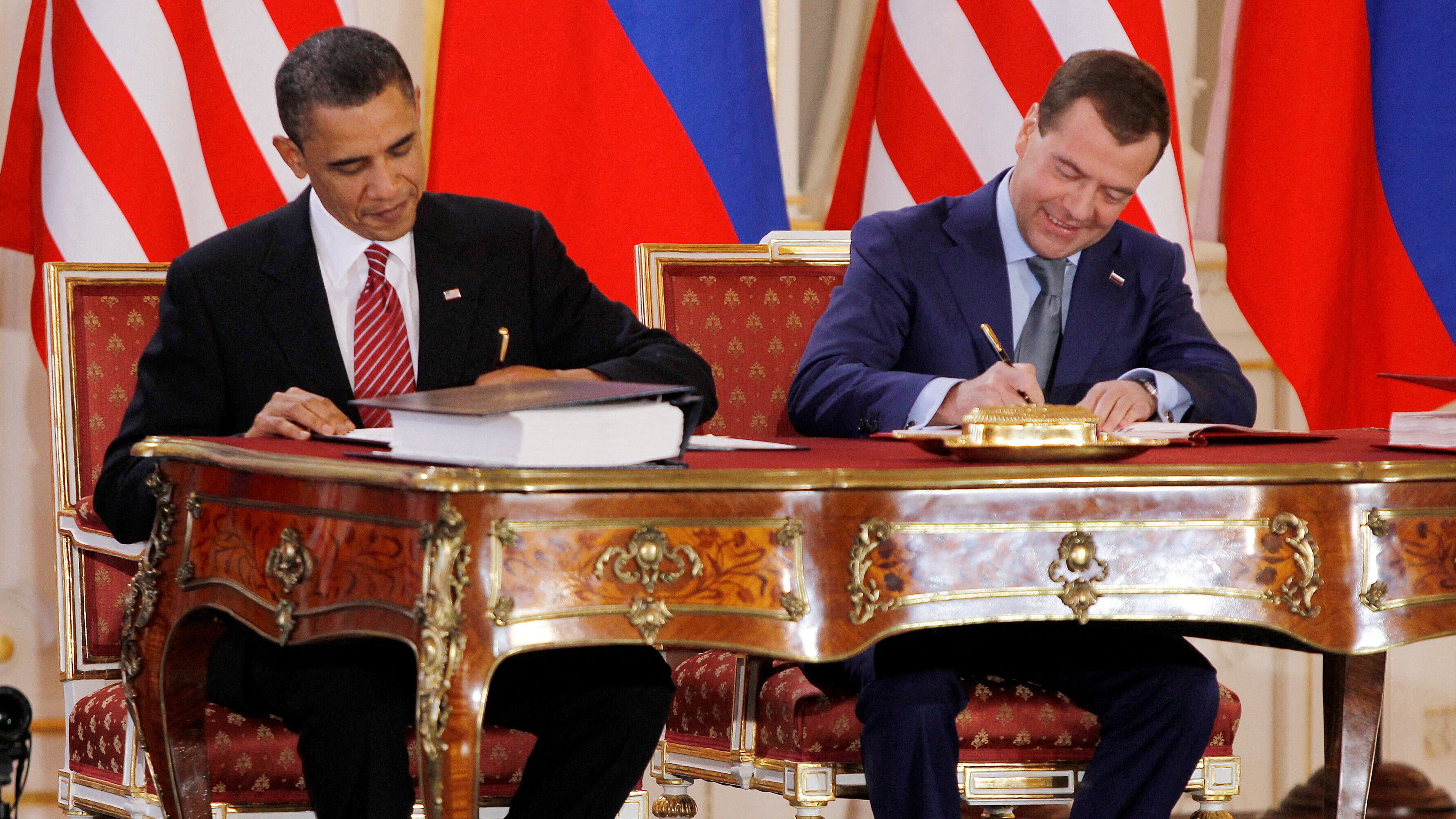 《新削減戰略武器條約》旨在限制兩國戰略核武器的數量。該條約於2010年，由時任美國總統奧巴馬及時任俄羅斯總統梅德韋傑夫簽署。(路透社)
