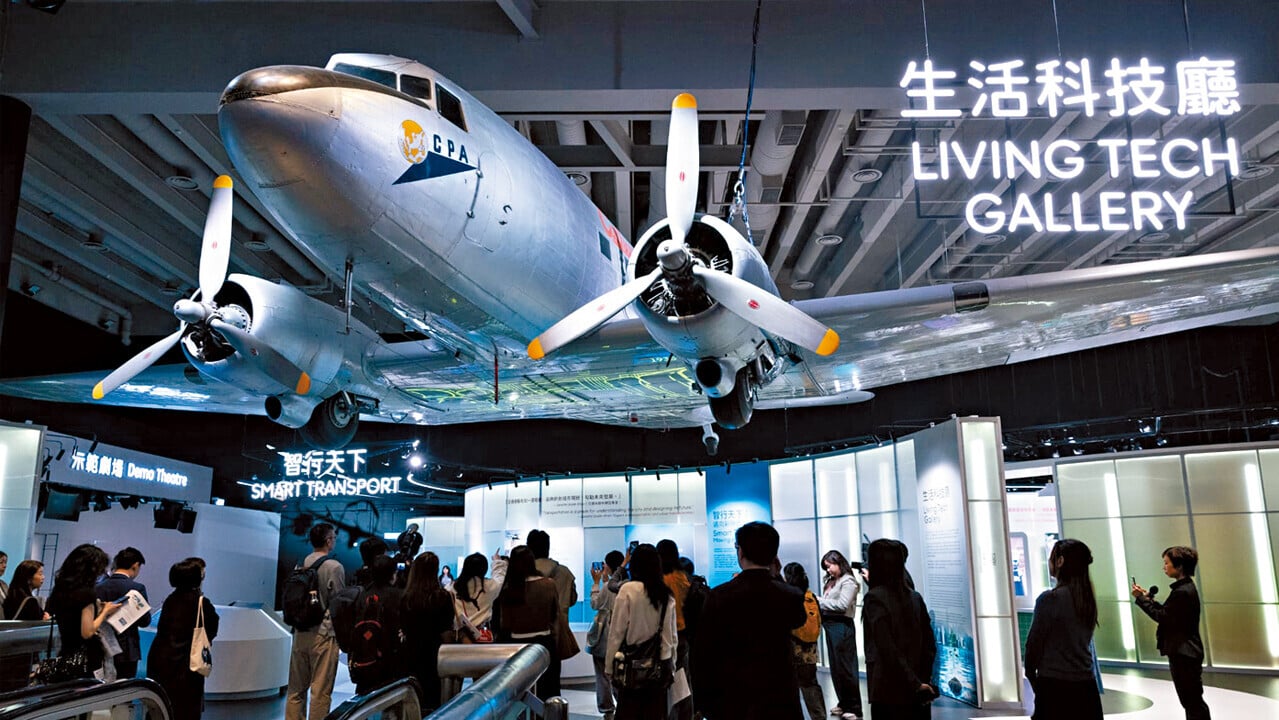 DC-3型客機「貝茜號」帶領回顧飛行歷史上的重要時刻。