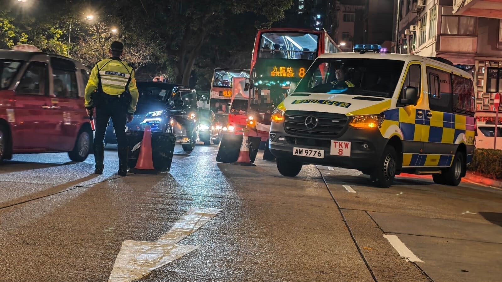 警西九龍打擊酒駕及藥駕，設路障及查酒吧外車輛，兩周拘17男。(警方圖片)
