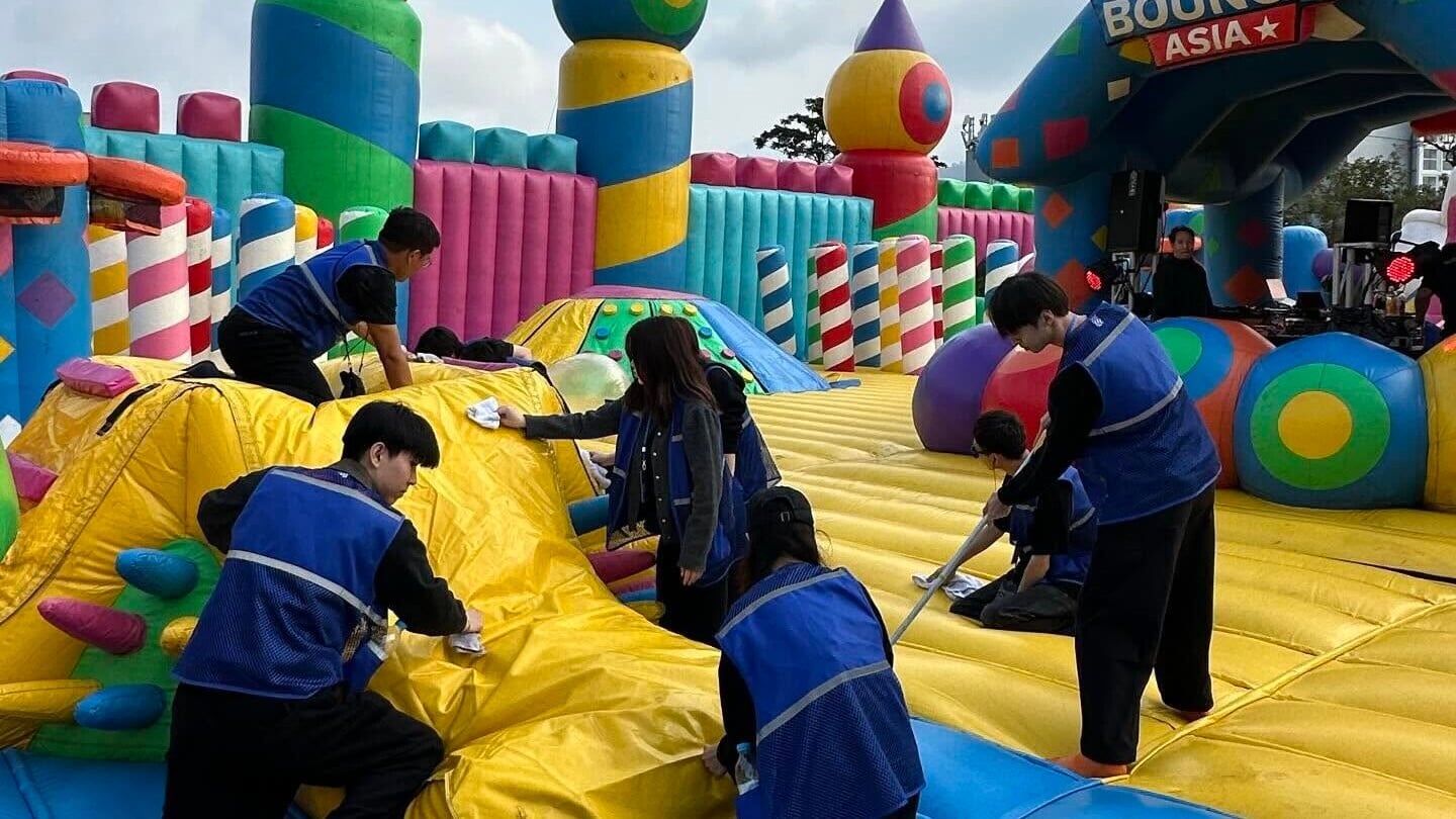 《The Big Bounce世界巡迴香港站》於西九文化區藝術公園大草坪舉行，主辦方公布加強為設施表面清潔消毒。(大會圖片)