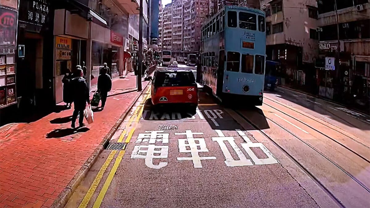 一輛的士在筲箕灣未有停車等待前方電車上落客，幸落車乘客有留意交通情況，避免意外發生。(網民Ray Tsui@FB群組「筲箕灣西灣河關注組」)