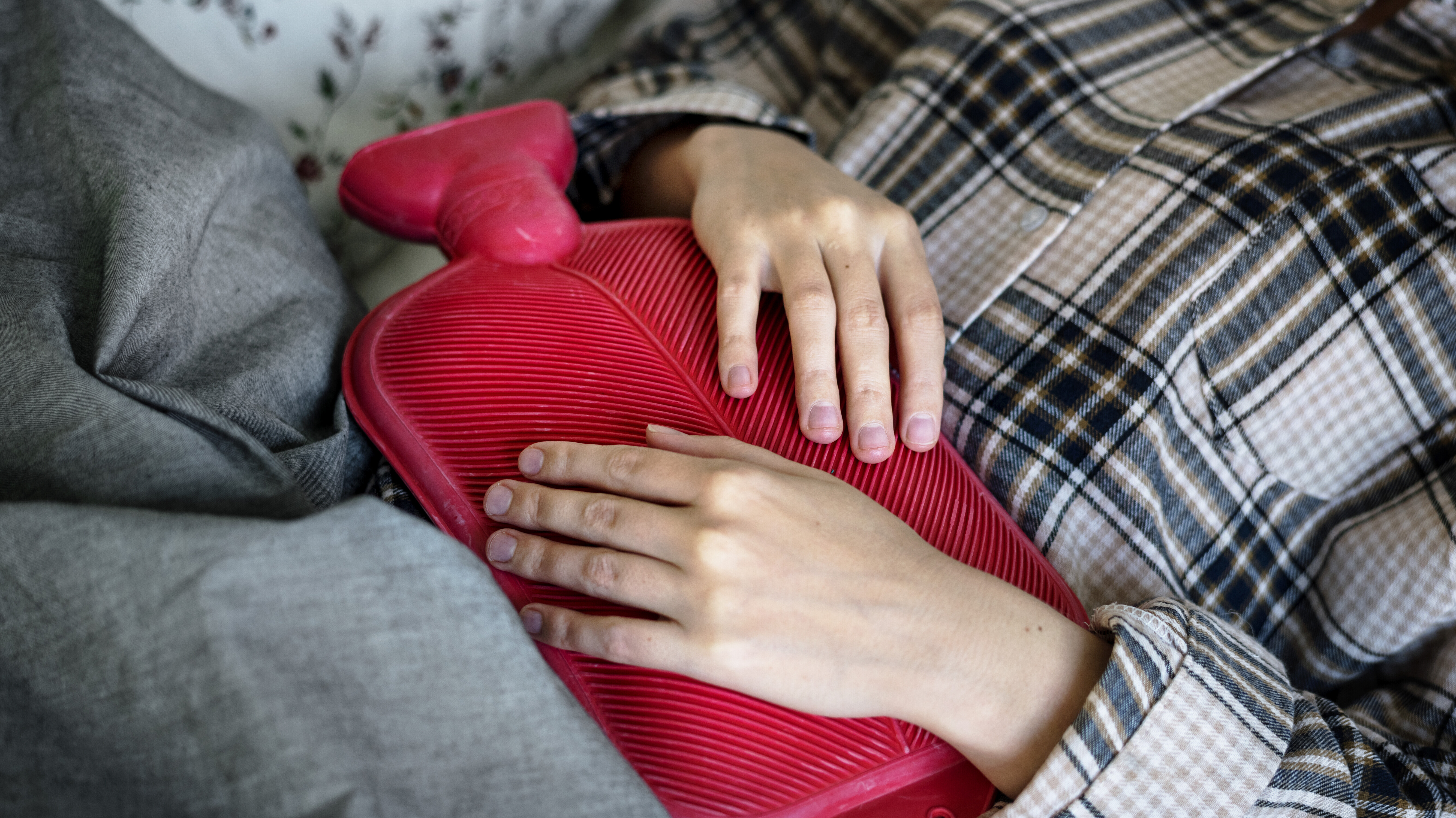 生冷食物令經痛更痛？飲熱水原來真係有用