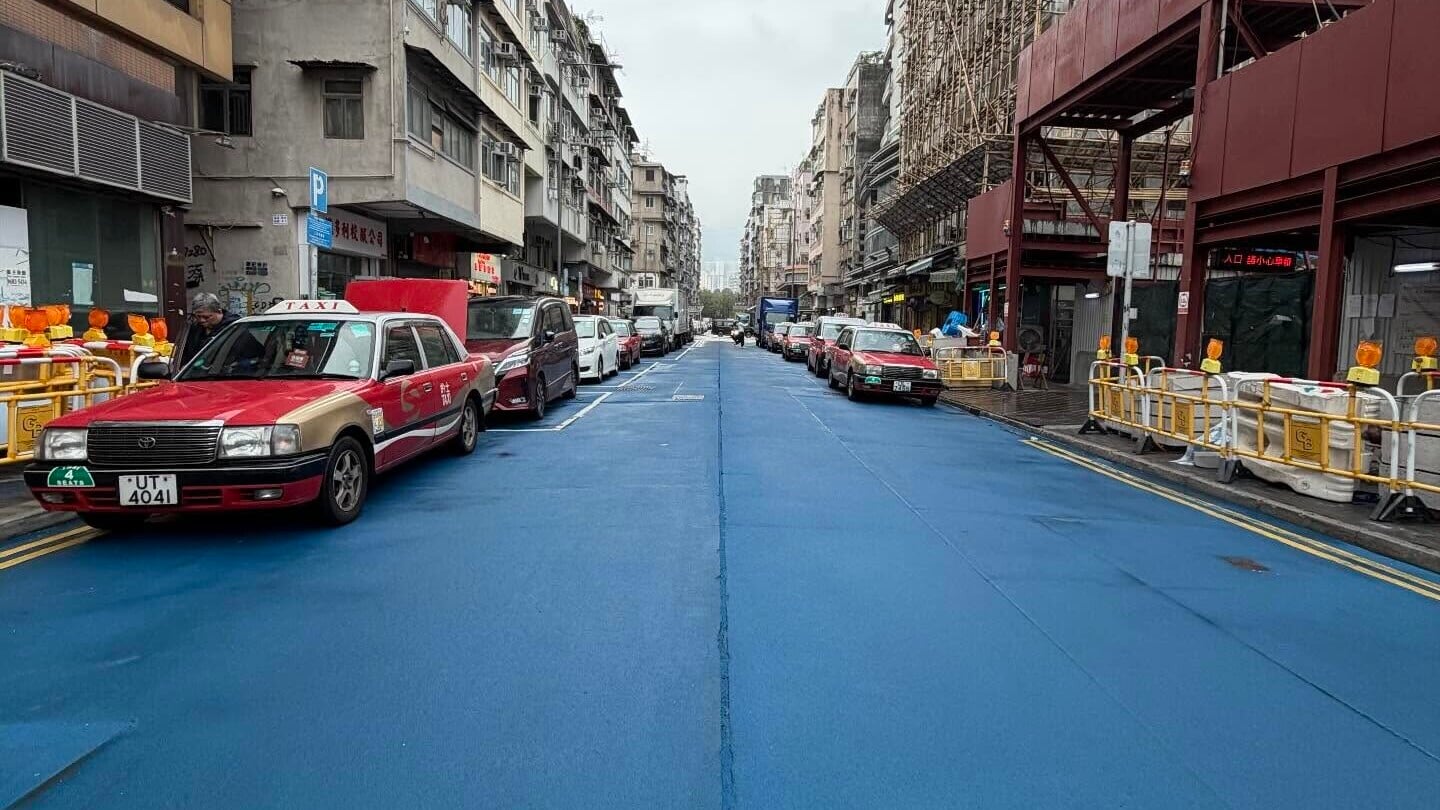 九龍城城南道出現奇景，馬路染上了藍色成為城「藍」道。(Threads@comeonjames1)