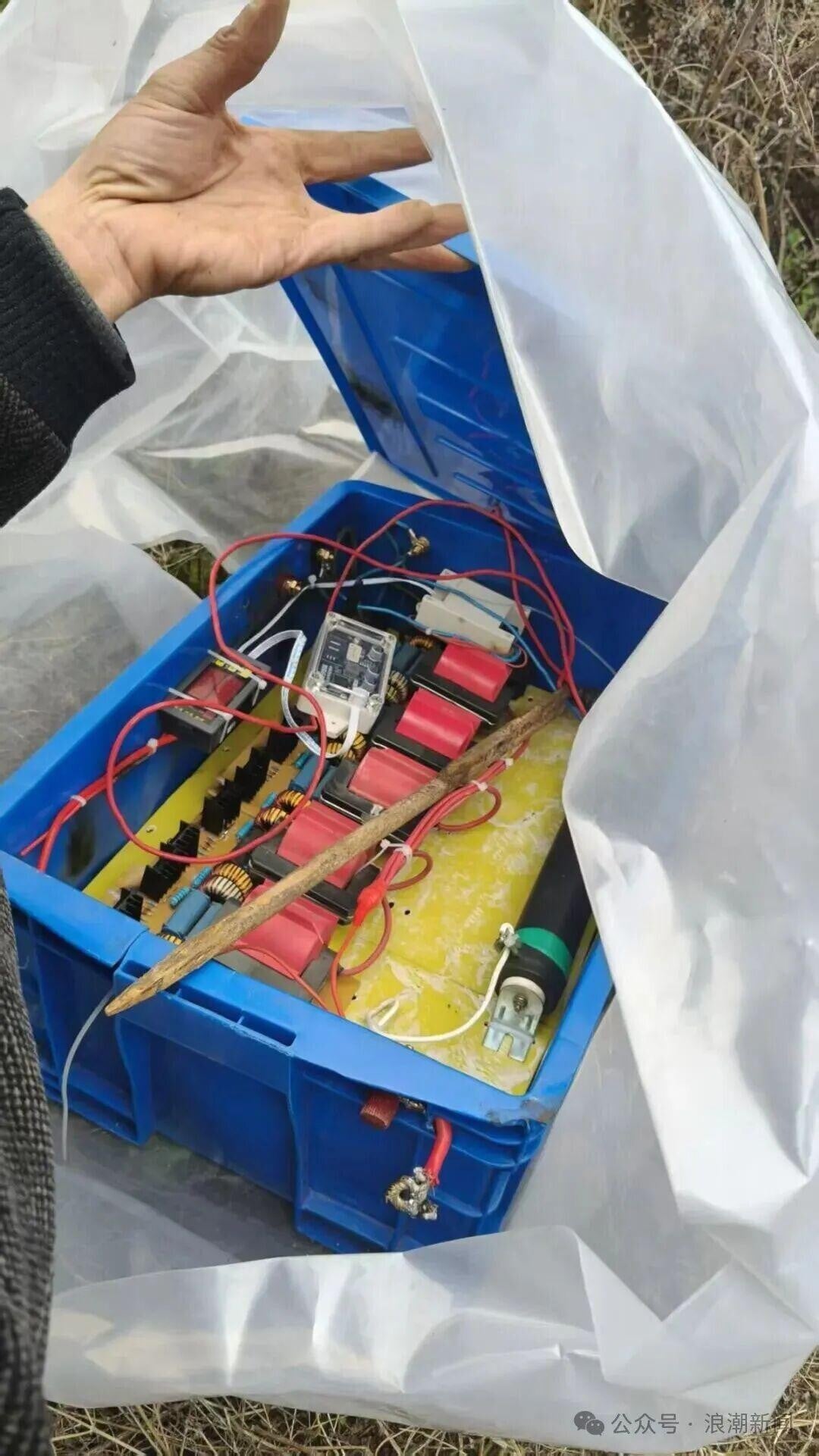 王某年前祭祖誤觸非法捕獵電網慘死。（圖／翻攝微信公眾號「浪潮新聞」）