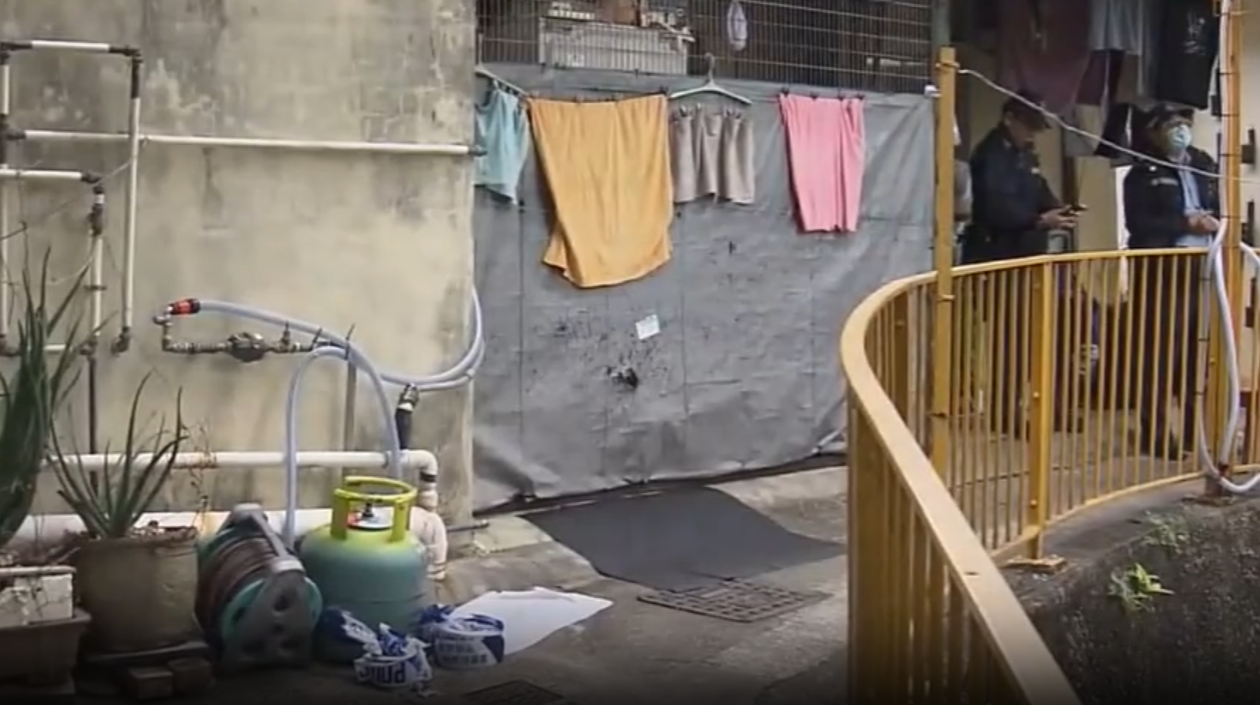 屯門井頭中村男子倒斃村屋，消息稱死者妻子涉謀殺被捕。(now新聞截圖)