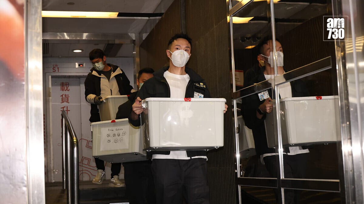 警方商業罪案調查科搜查旺角一間律師行，檢走多箱證物調查。(鍾式明攝)