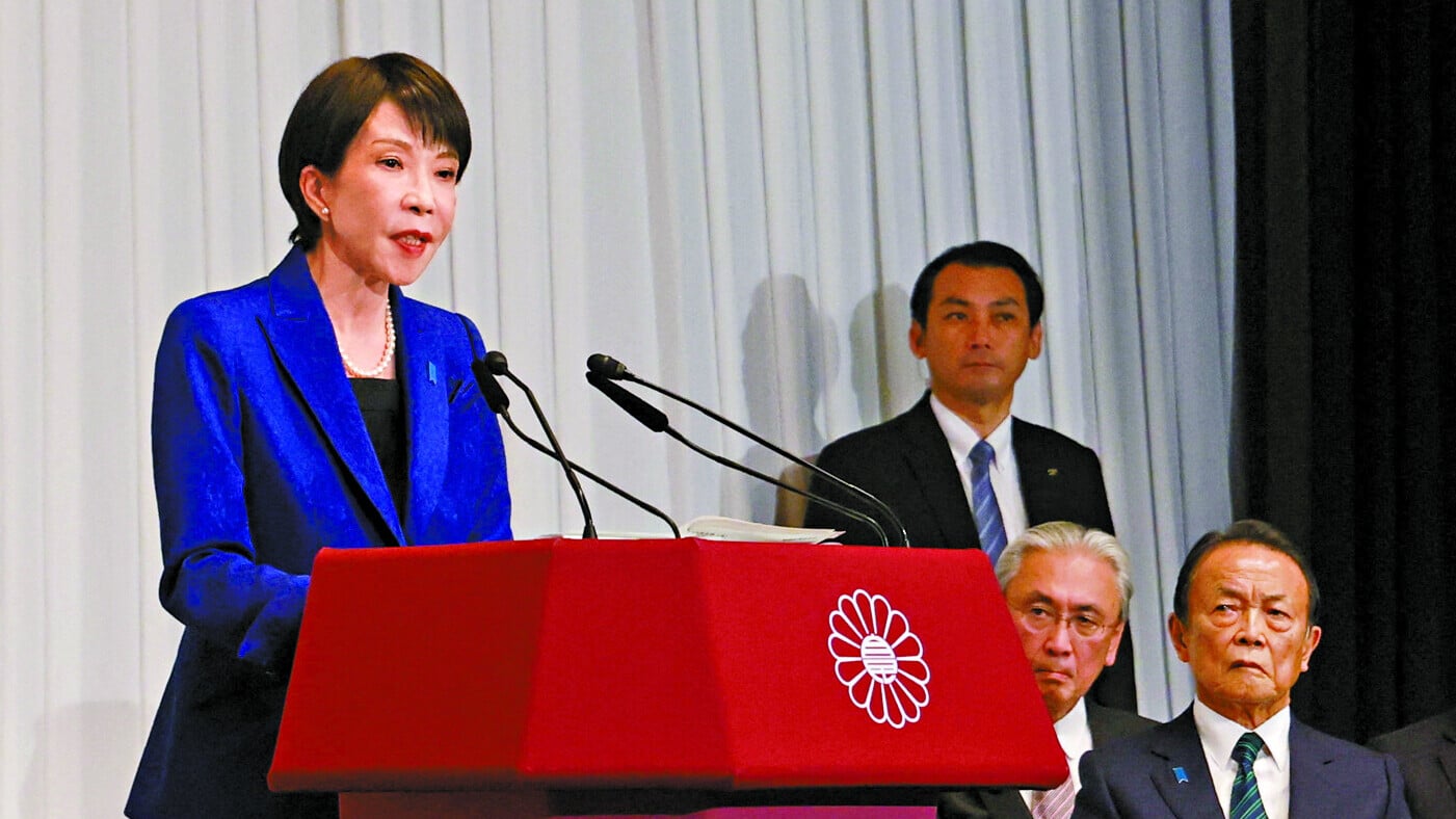 高市在自民黨總部舉行記者會。(路透社)