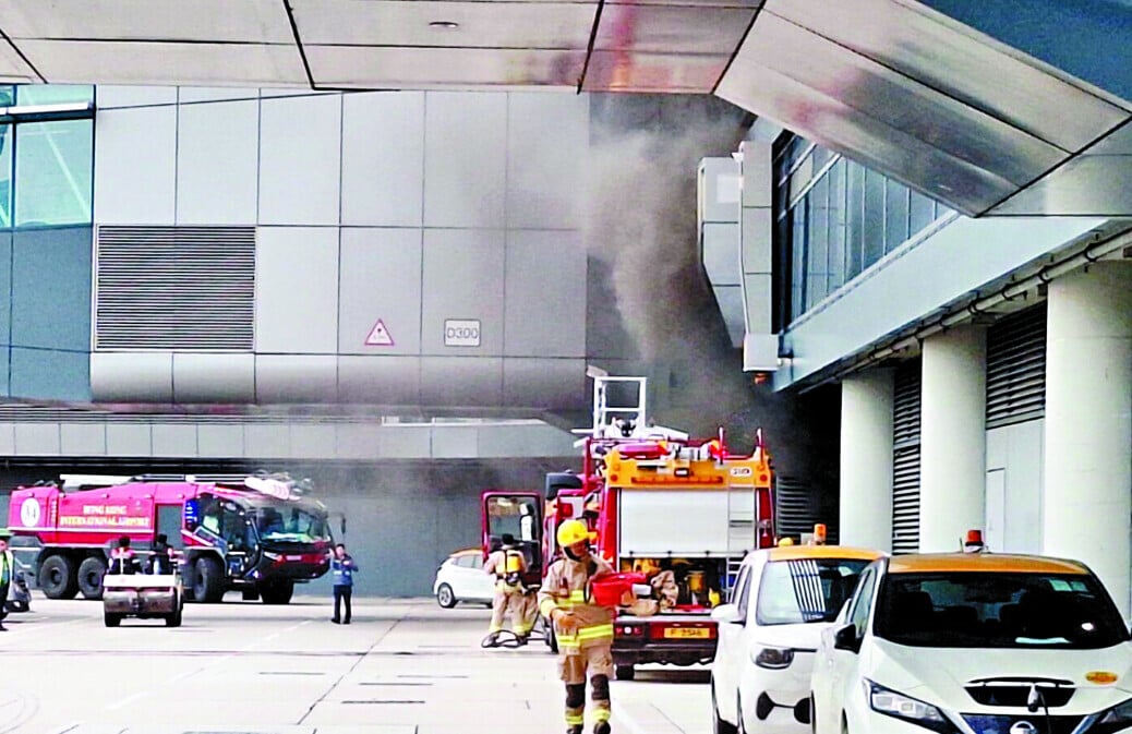 機場中場客運廊抵港層近212號閘口一機房起火。