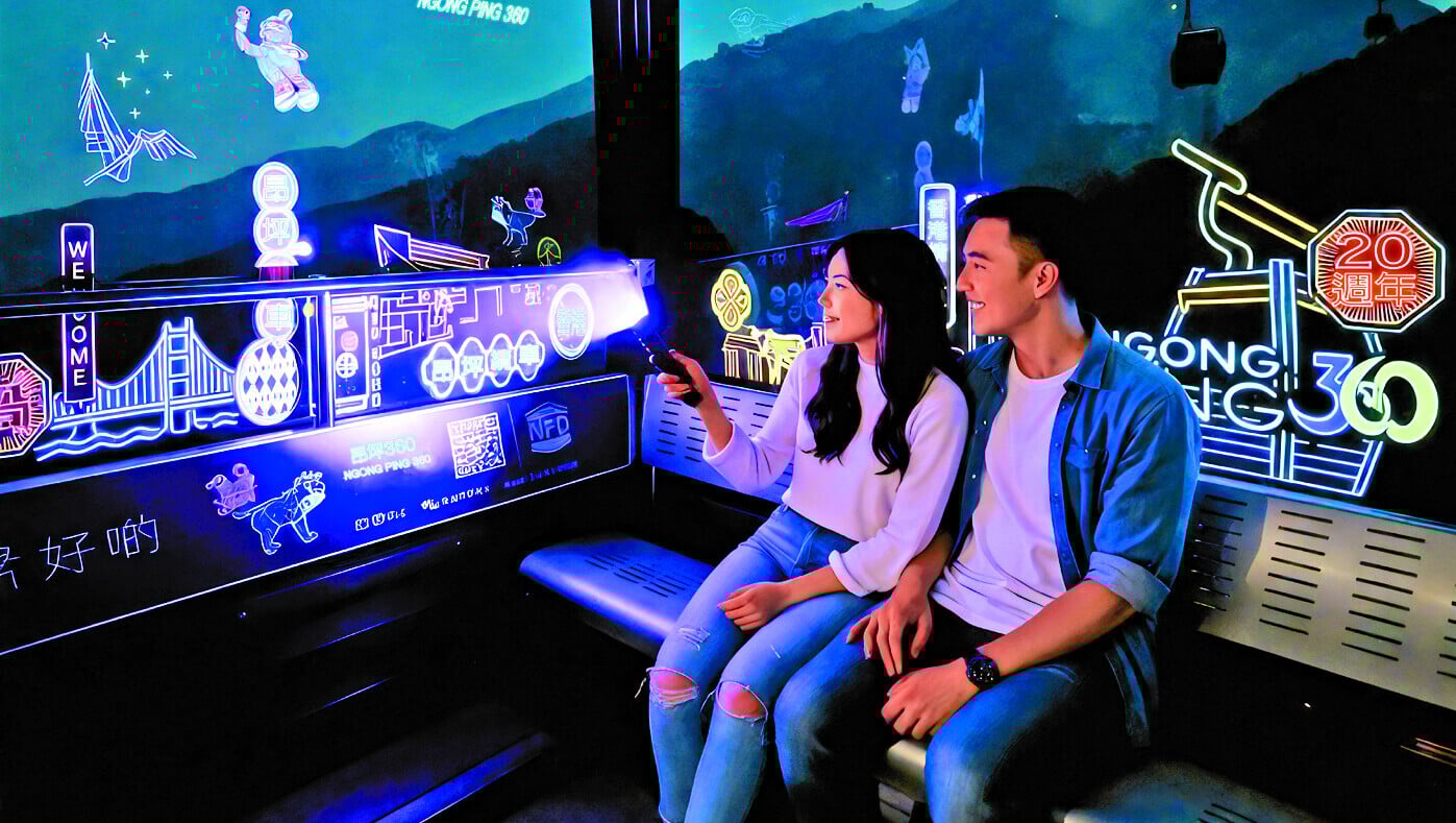 昂坪360部分車廂在晚上營運時將加入霓虹燈效果。