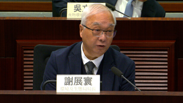 謝展寰表示，擬每人最多攜兩狗隻進入食肆，半年後再檢視牌照條款。(資料圖片)