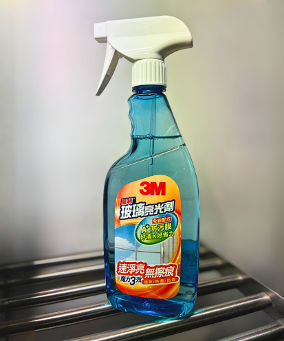 玻璃亮光清潔劑能迅速去污,更能形成一層保護膜,令水珠、污垢不易再附著,同時亦有防塵、防霧的效果
