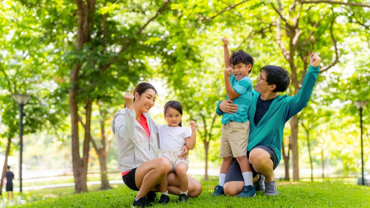 陳如瑩醫生表示，規律活動能刺激生長激素分泌，促進肌肉與骨骼發展，對成長中的孩童尤其重要，同時還能提升心肺耐力、協調性與姿勢控制。