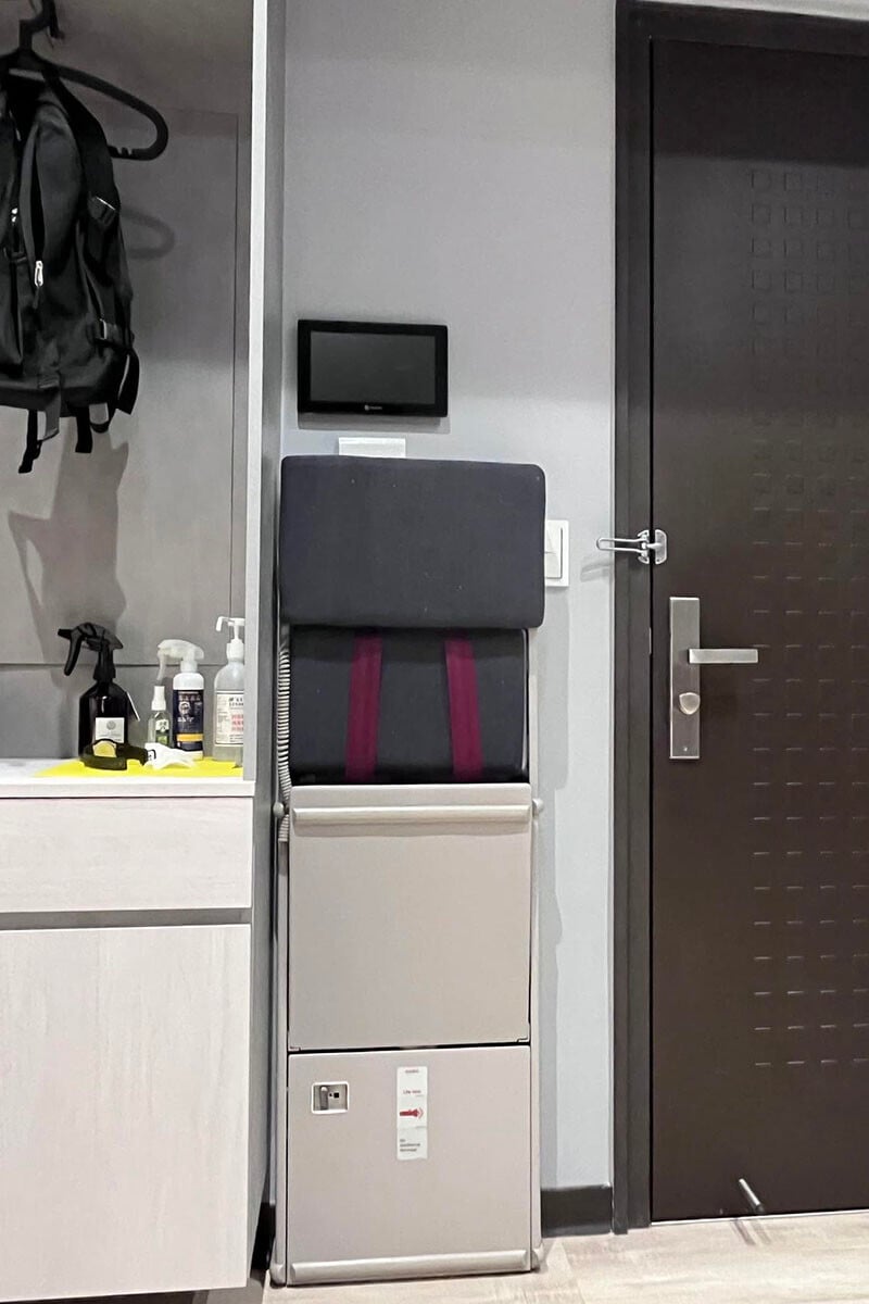 有台灣網民在家中安裝空中服務員坐的摺疊座位。(Threads用戶「amos_yuan」圖片)