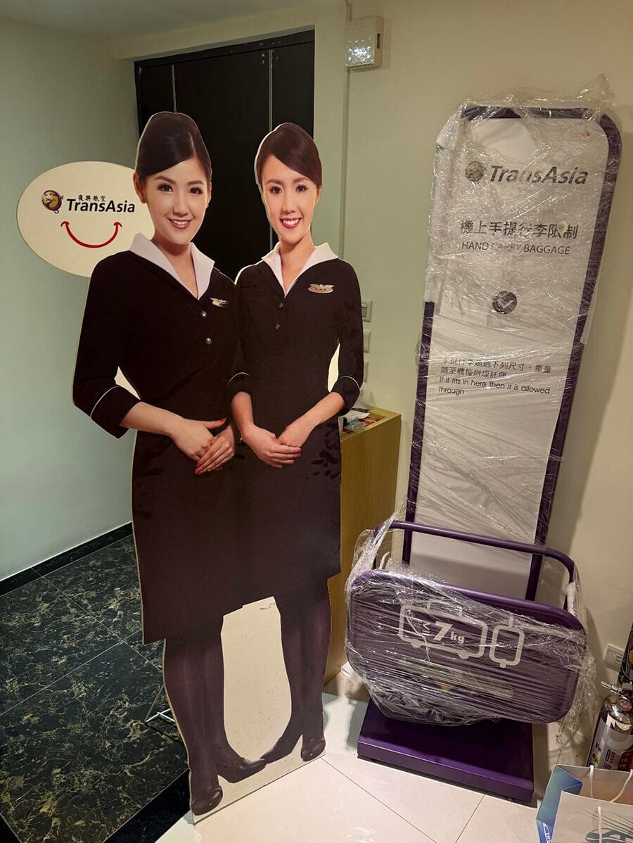 有台灣網民在家中放置乘搭飛機用的手提行李尺寸測量架。(Threads用戶「otaku0912」圖片)