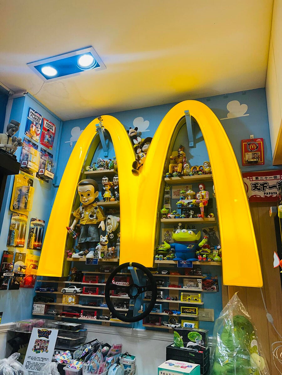 有台灣網民把麥當勞招牌收藏在家中。(Threads用戶「gacha_hunter」圖片)