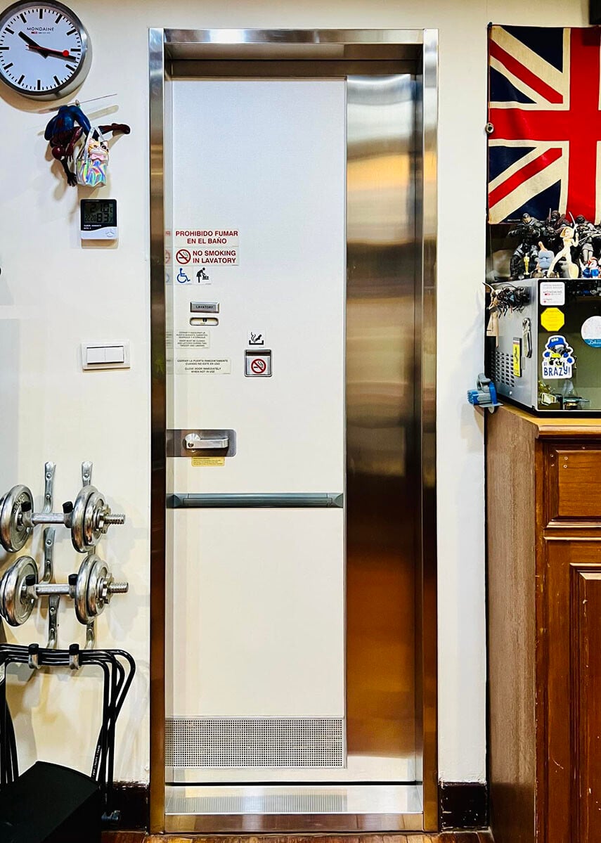 有台灣網民在家中洗手間安裝波音737頭等艙的廁所門。(Threads用戶「kangcash」圖片)