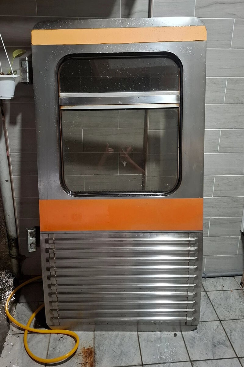 有台灣網民把一扇退役火車門帶回家,形容是「達成人生成就」。(Threads用戶「yun_910926」圖片)