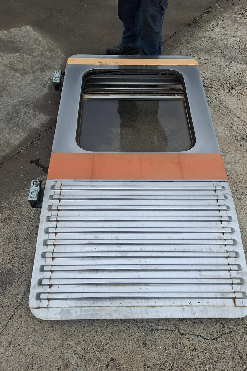 有台灣網民把一扇退役火車門帶回家,形容是「達成人生成就」。(Threads用戶「yun_910926」圖片)