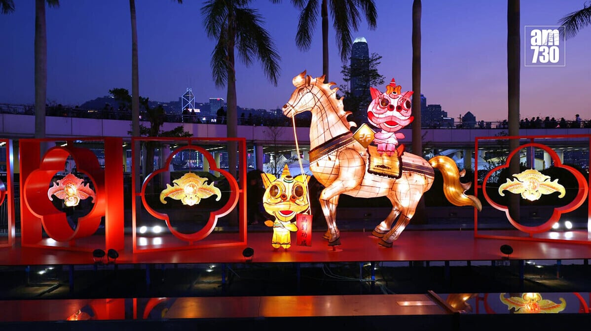 綵燈《駿馬迎春　非遺呈祥》由資深紮作師傅冒卓祺製作。(林俊源攝)