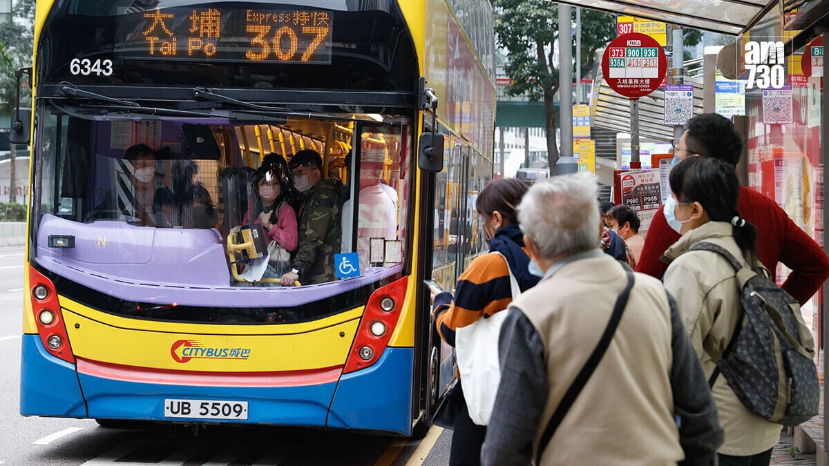 乘客在巴士站候車時，須向駛近的巴士發出清楚信號，巴士才會停下來供乘客上車；圖非涉事班次。(資料圖片／蘇文傑攝)