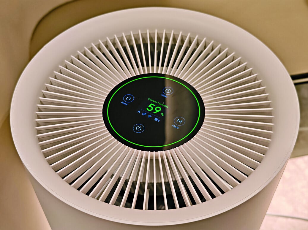 機面設有LCD顯示屏幕。