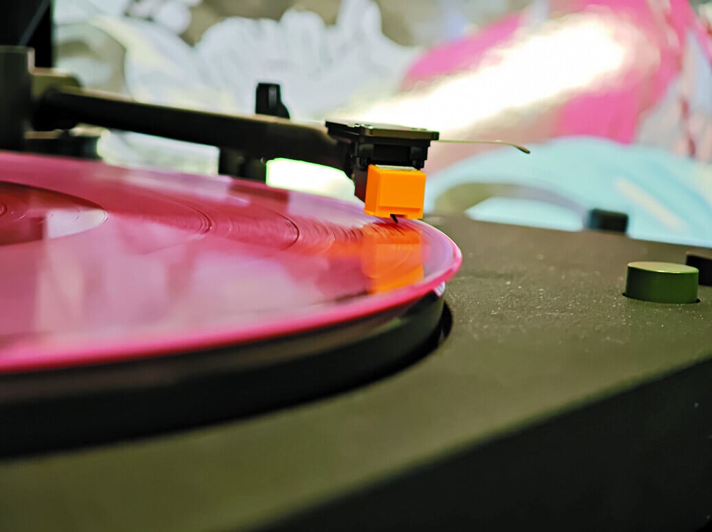 唱針為全自動放下收起,不須手動控制。