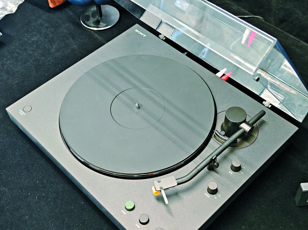 唱機為黑色一體式設計結構。