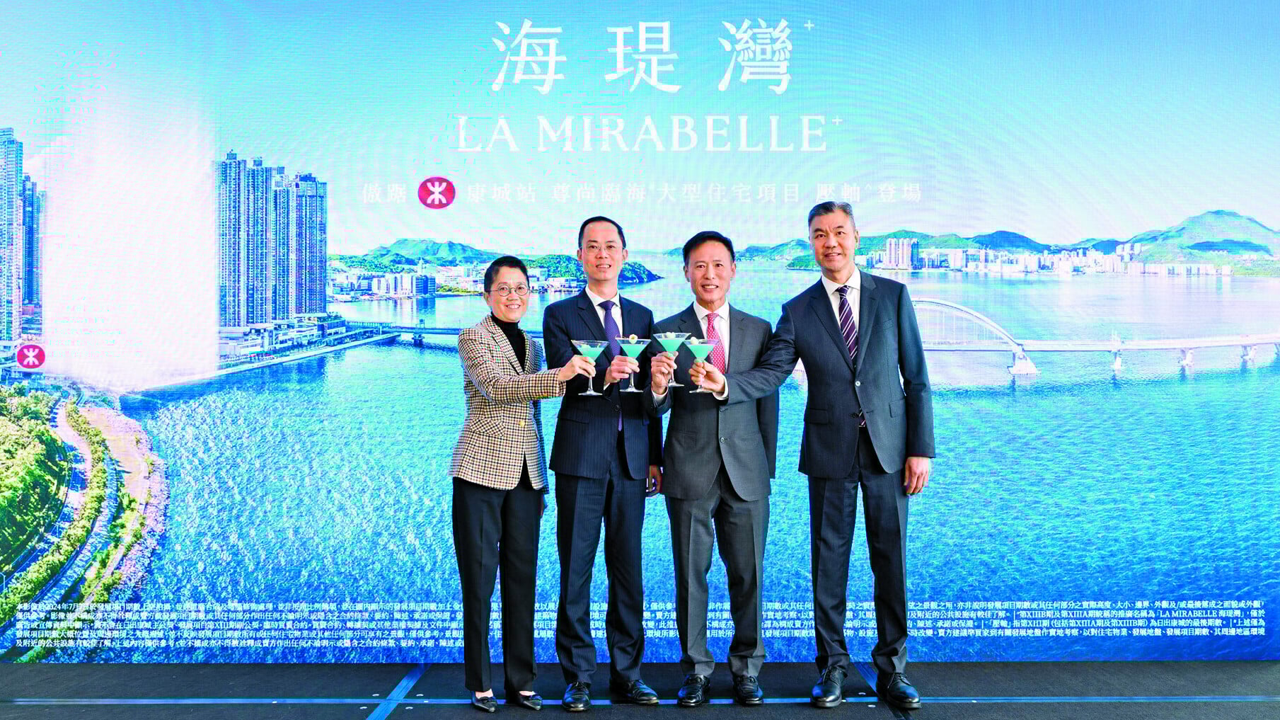 田兆源(右二)稱，現時正積極籌備「海瑅灣」樓書及示範單位。