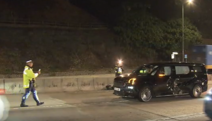 警方調查長沙灣發生的致命交通意外,一名男子死亡。(now新聞畫面)