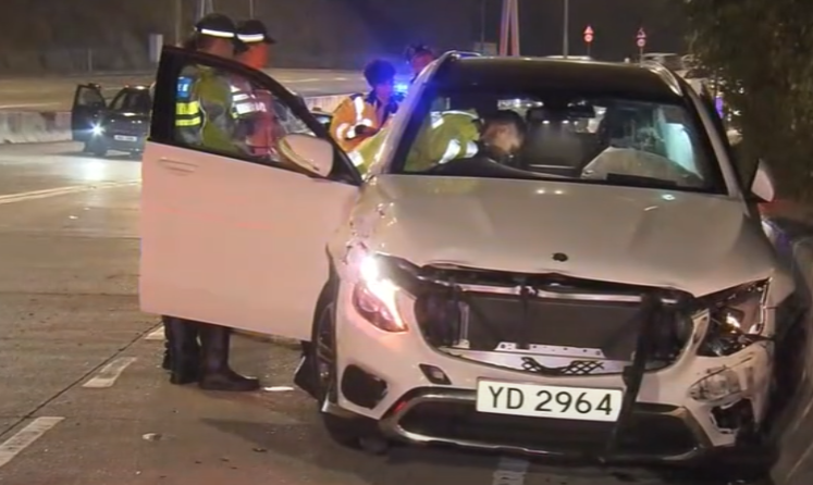 警方調查長沙灣發生的致命交通意外,一名男子死亡。(now新聞畫面)