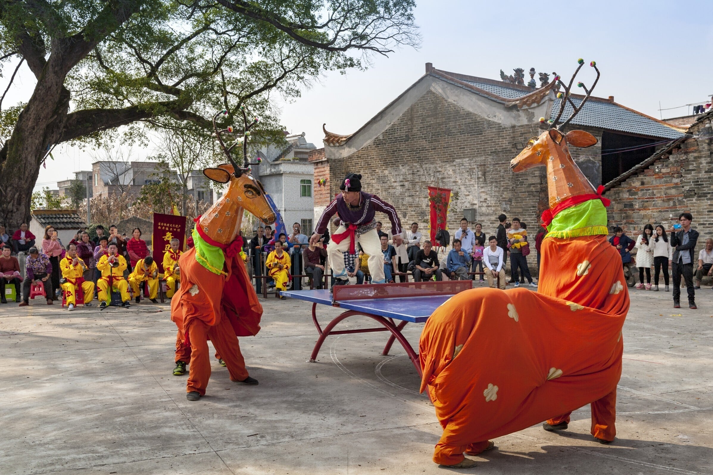舞馬鹿為五人的表演組合,由一人扮獵人,四人扮兩頭鹿,以「跟蹤」「梯捕鹿」「訓鹿」三幕演繹化敵為友、金鹿含花,寄寓「鹿」諧「祿」、驅邪納祥。(圖片來源:視覺中國)