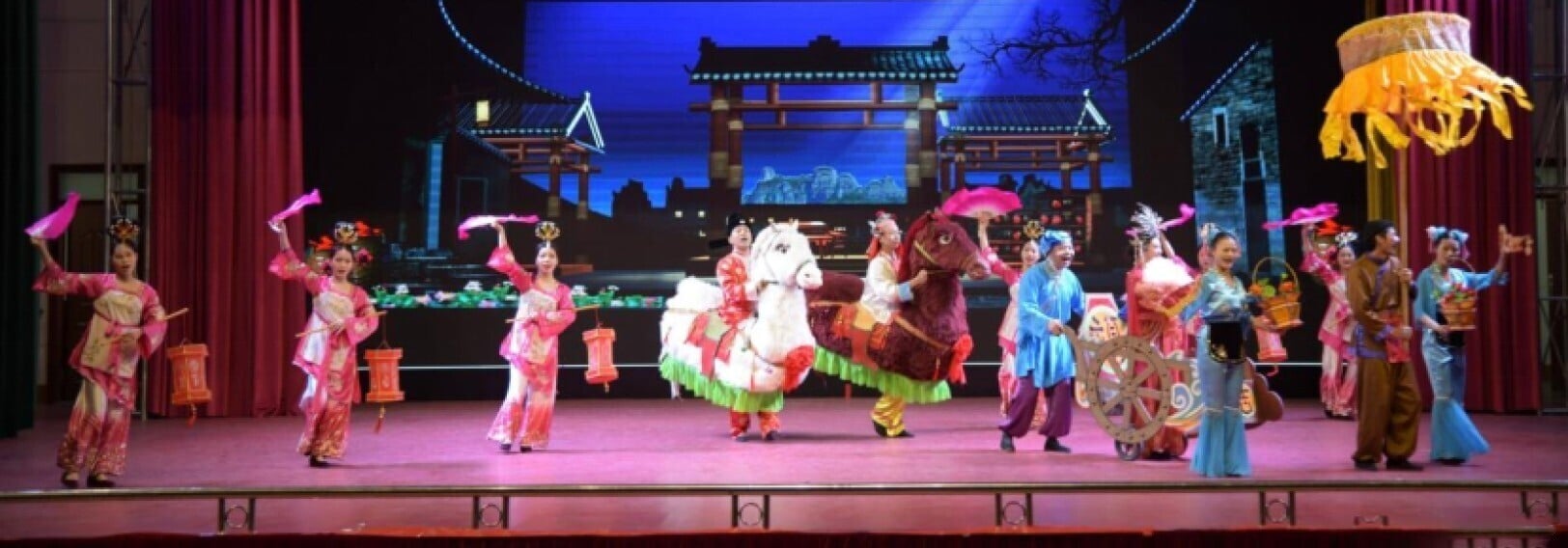 在龍川,馬燈舞的傳承與發展,歷經數代人的努力,已形成了獨具特色的表演體系和藝術風格,成為了當地文化的一張亮麗名片。(圖片來源:龍川發布)