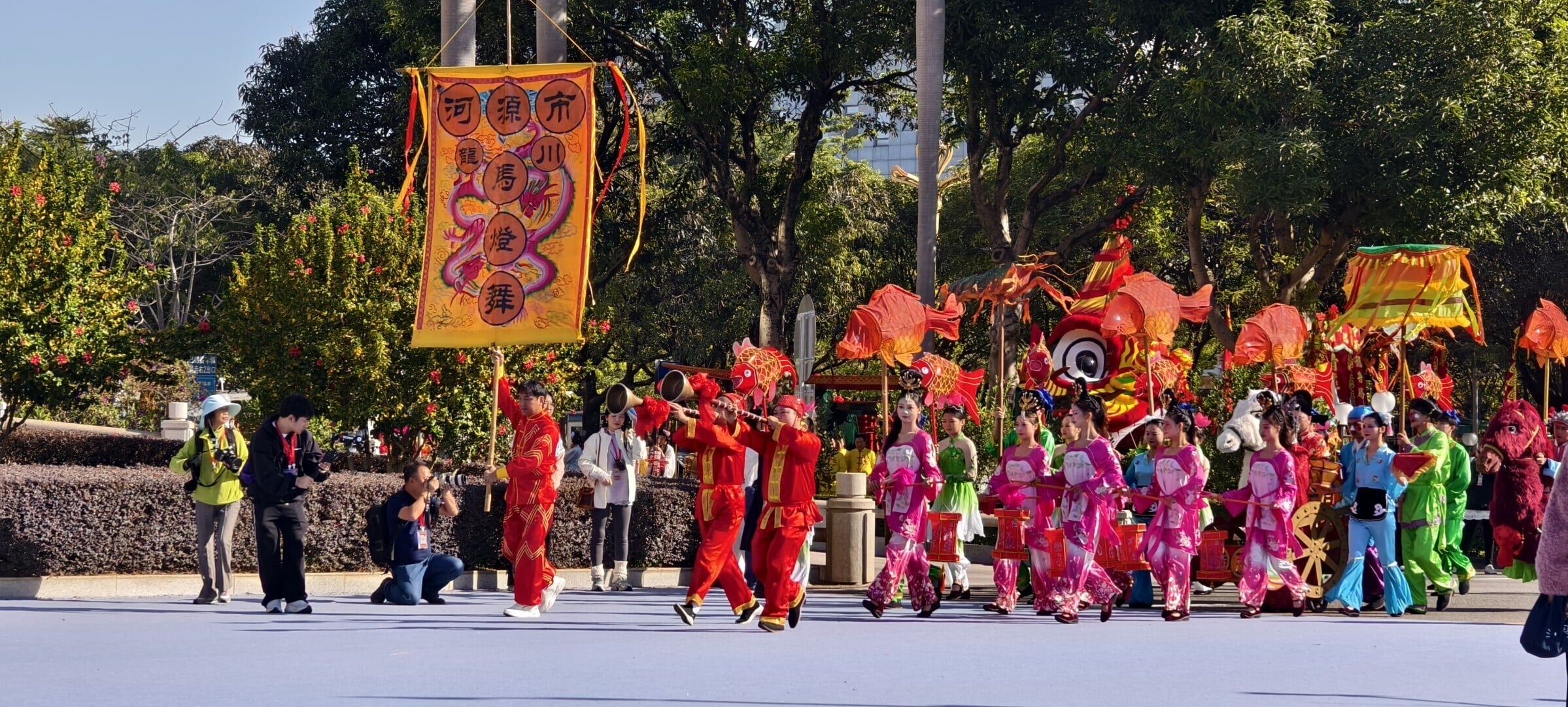 河源紙馬舞多名男女組成,主要角色有小姐、馬倌或少爺、小丑、車夫、馬夫、女孩等,以紙馬、大輪車、紅鯉魚、白蝦公等為道具,別具氣勢。。(圖片來源:視覺中國)