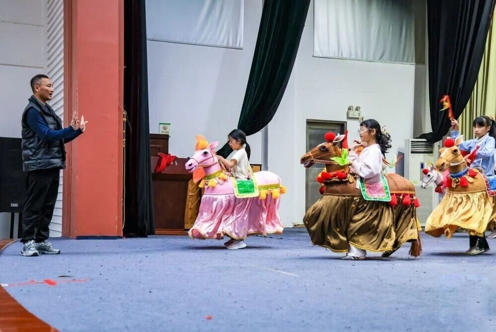 近年,布馬舞積極在校園推廣,讓這項非遺習俗傳承下去。(圖片來源:饒平發布)