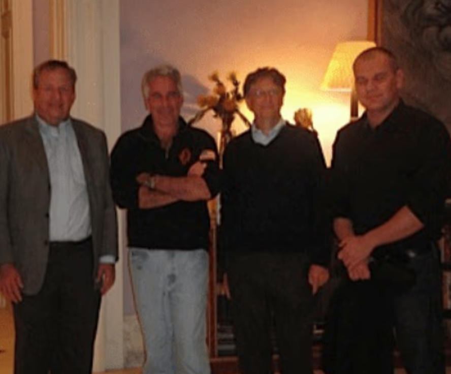 蓋茨(右二)曾多次跟愛潑斯坦(左二)見面。(互聯網)