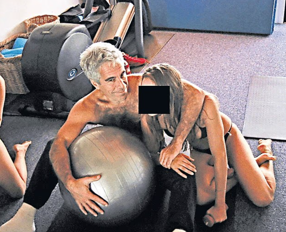 公開的檔案中包括愛潑斯坦跟年輕女子合照。(互聯網)