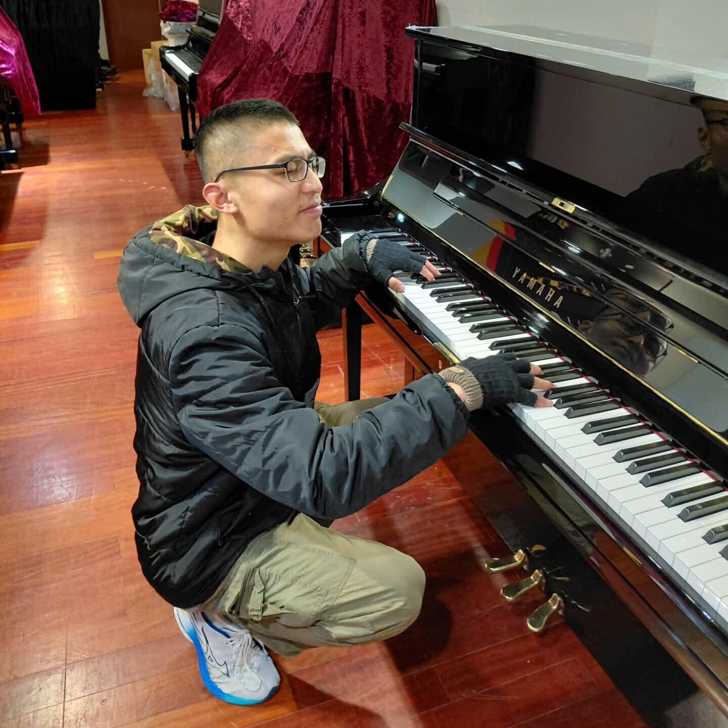 綽號「劉馬車」的網絡紅人劉駿軒於社交平台發貼文,自稱為「通利琴行代言人」,上載了多幅在琴行尖沙咀分店的自拍照。