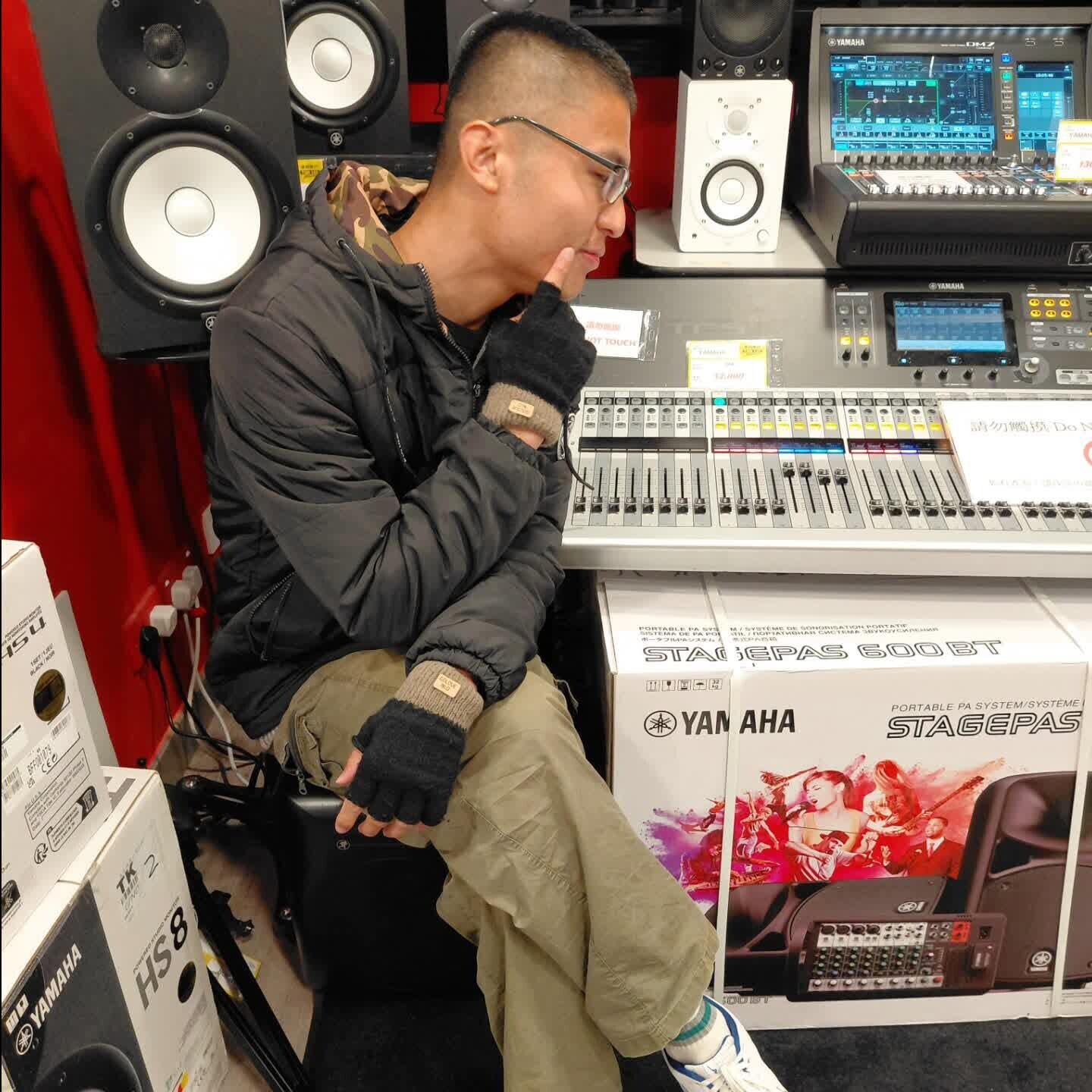 綽號「劉馬車」的網絡紅人劉駿軒於社交平台發貼文,自稱為「通利琴行代言人」,上載了多幅在琴行尖沙咀分店的自拍照。