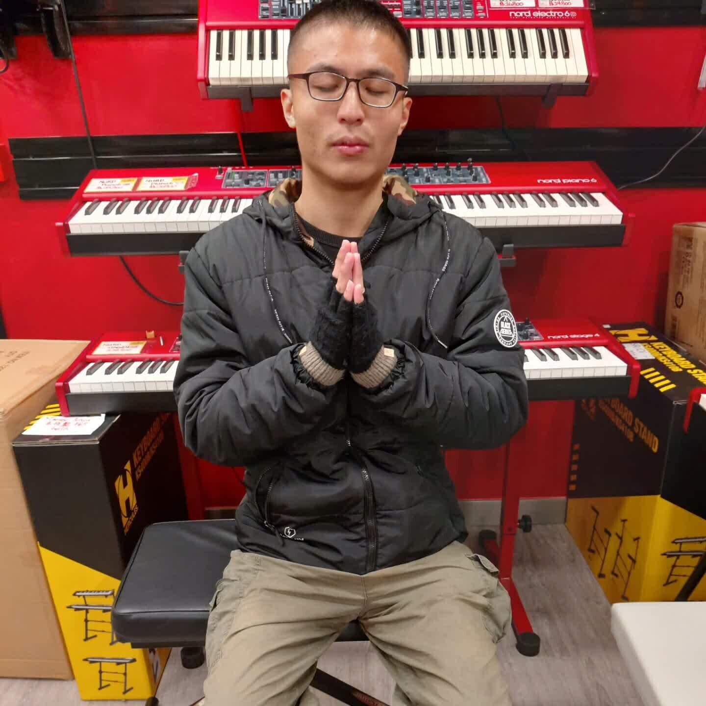 綽號「劉馬車」的網絡紅人劉駿軒於社交平台發貼文,自稱為「通利琴行代言人」,上載了多幅在琴行尖沙咀分店的自拍照。